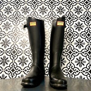 Hunter x Rag & Bone. Limited Edition side zip boots. Black. Size 8.